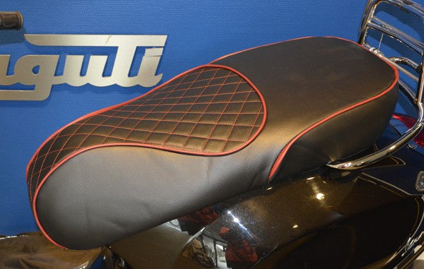 Buddydek Regia (Made In EU) Vespa Chesterfield Zwart met Rode Bies Primavera, Sprint