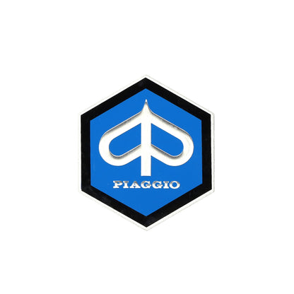 Piaggio embleem 42 mm zelfklevend – metaal zeskant blauw/zwart
