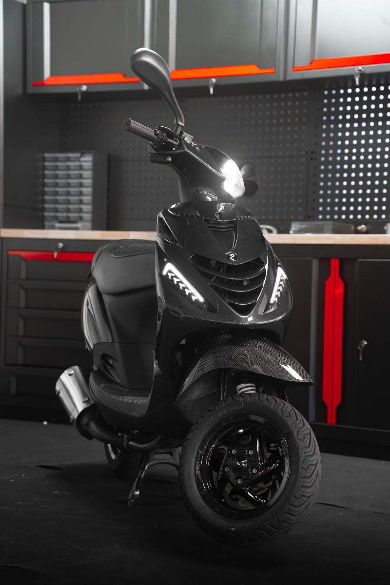 Alpha Arrow Matrix knipperlichten gemonteerd op Piaggio Zip